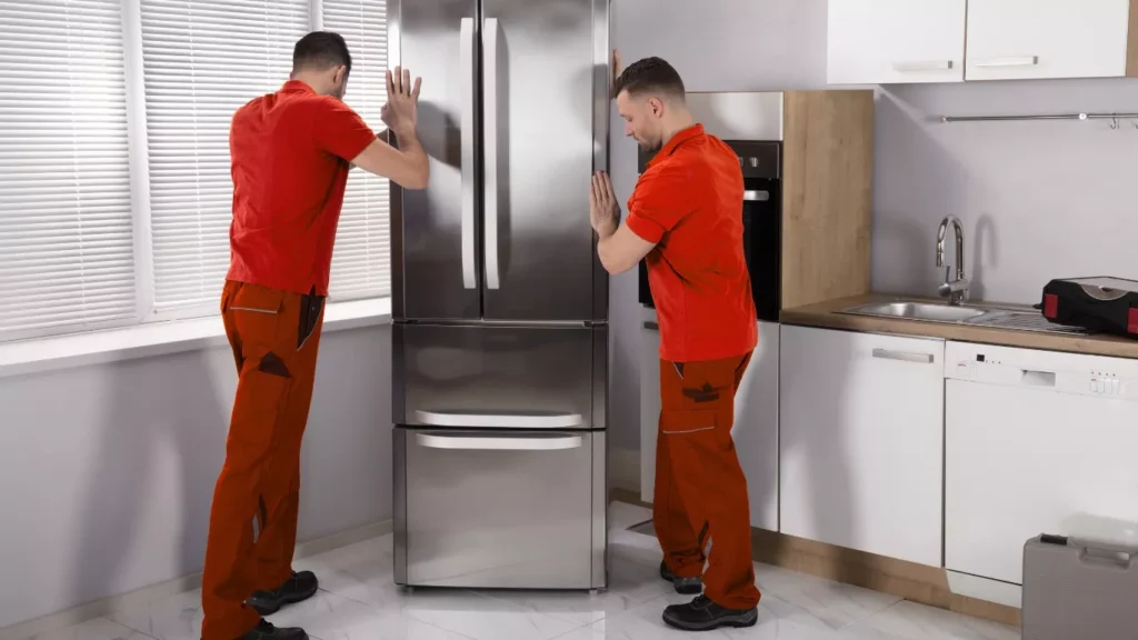 فريق المحركون و باكرز في الرياض يقوم بتغليف الأغراض بعناية عالية